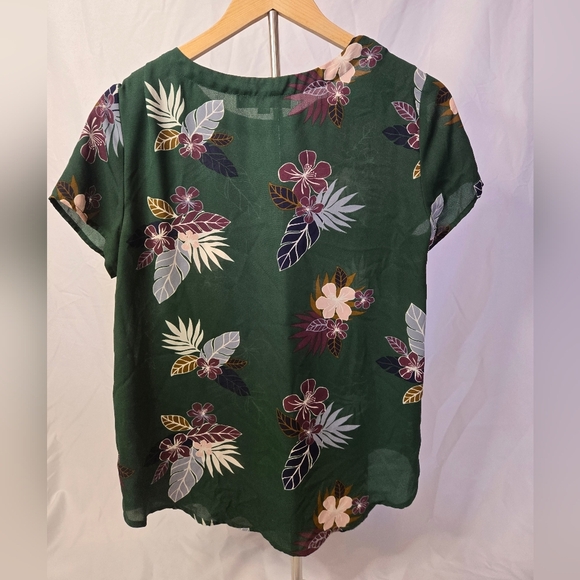 LOFT Floral Green Short Sleeve Blouse Button Shoulder Detail Size Small - Picture 4 of 9